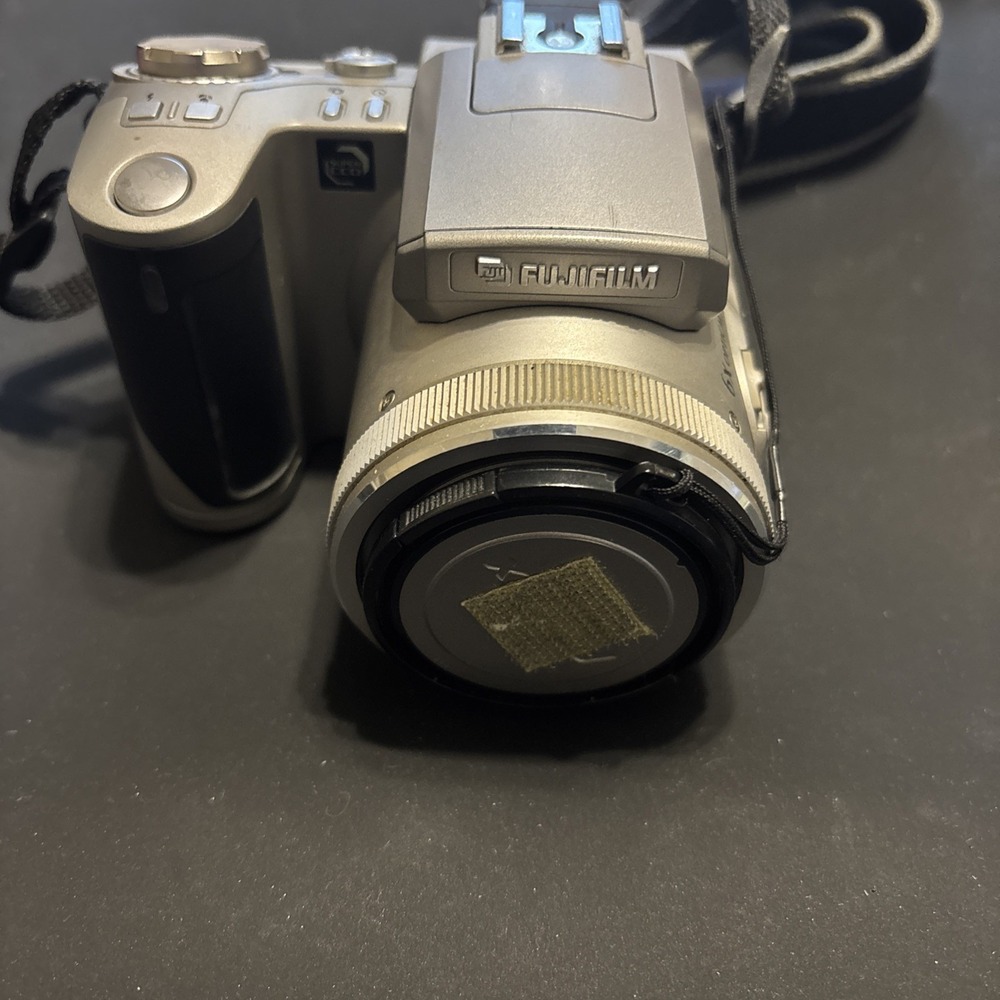 Fujifilm FinePix 4900 Zoom Digital Camera Kit w/ Case Logic TSC-5 Bag